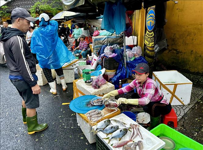 Các tiểu thương trở lại buôn bán phục vụ nhu cầu sinh hoạt của người dân Phố cổ Hội An. Ảnh: Trần Lê Lâm - TTXVN 