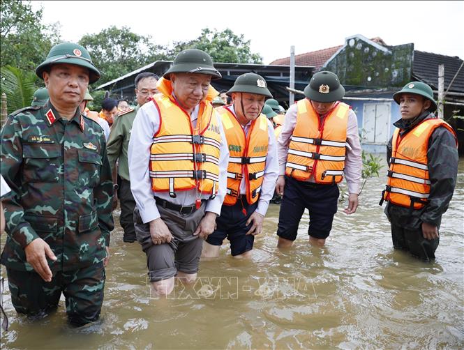 Party General Secretary To Lam visits an area isolated by floods in Khuong Pho Dong village, Quang Dien commune, Hue city. VNA Photo: Thống Nhất