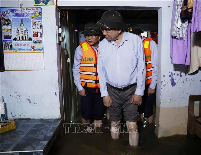 Party General Secretary To Lam visits an area isolated by floods in Khuong Pho Dong village, Quang Dien commune, Hue city. VNA Photo: Thống Nhất