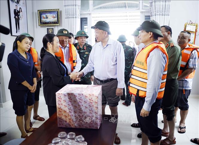 Party General Secretary To Lam visits and presents gifts to people in flood-affected areas in Khuong Pho Dong village, Quang Dien commune, Hue city. VNA Photo: Thống Nhất