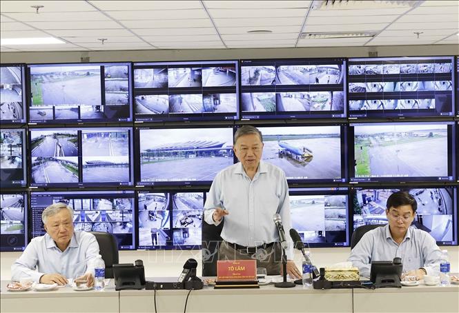 Party General Secretary To Lam speaks at a working session with leaders of Hue city. VNA Photo: Thống Nhất