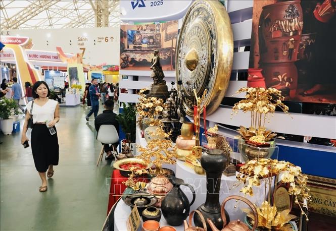 Trưng bày sản phẩm của làng nghề đúc đồng Đại Bái, Bắc Ninh tại hội chợ. Ảnh: Trần Việt - TTXVN 