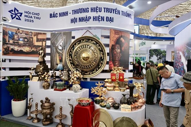 Trưng bày sản phẩm của làng nghề đúc đồng Đại Bái, Bắc Ninh tại hội chợ. Ảnh: Trần Việt - TTXVN 
