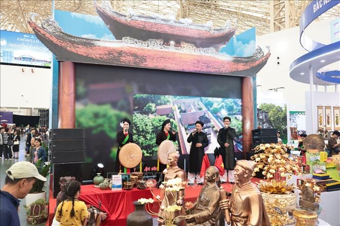 Biểu diễn hát quan họ tại gian trưng bày đến từ Bắc Ninh. Ảnh: Trần Việt -TTXVN