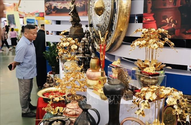Trưng bày sản phẩm của làng nghề đúc đồng Đại Bái, Bắc Ninh tại hội chợ. Ảnh: Trần Việt - TTXVN 