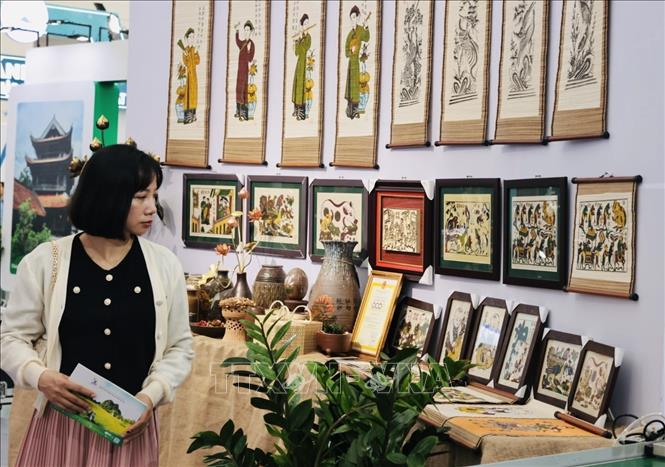 Sản phẩm của làng tranh Đông Hồ, Bắc Ninh trưng bày tại hội chợ. Ảnh: Trần Việt - TTXVN 