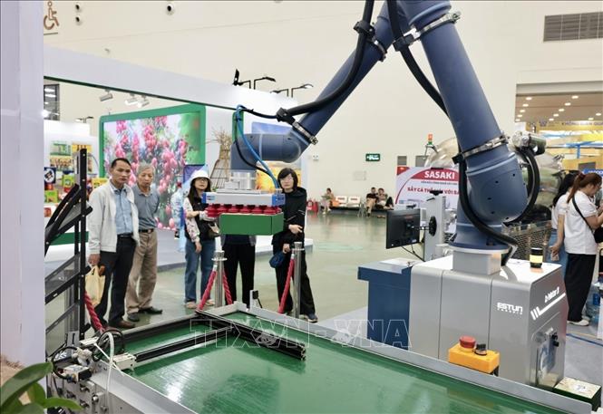 Sản phẩm robot bốc xếp hàng của Công ty Automech trưng bày tại hội chợ. Ảnh: Trần Việt - TTXVN