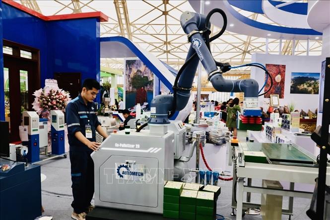 Sản phẩm robot bốc xếp hàng của Công ty Automech trưng bày tại hội chợ. Ảnh: Trần Việt - TTXVN