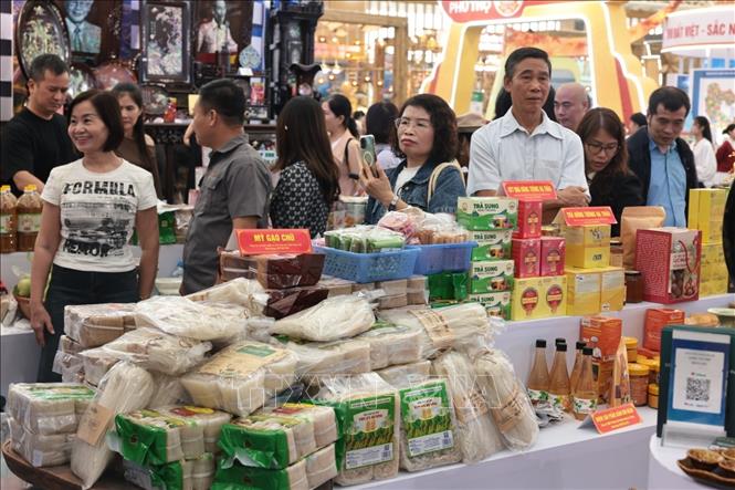 Sản phẩm nông sản chế biến bày bán tại hội chợ. Ảnh: Trần Việt - TTXVN