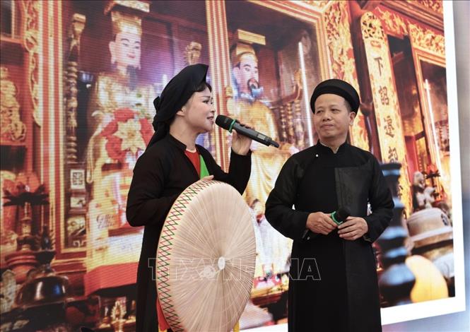 Biểu diễn hát quan họ tại gian trưng bày đến từ Bắc Ninh. Ảnh: Trần Việt -TTXVN