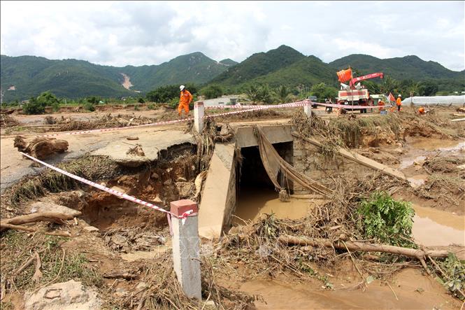 Tuyến đường liên thôn đoạn qua thôn 3, xã Tuy Phong bị sạt lở, hư hỏng. Ảnh: Hồng Hiếu - TTXVN
