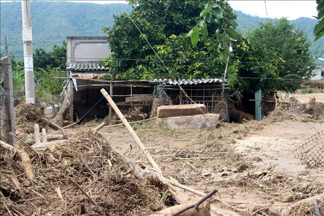 Nhà cửa người dân ở thôn 2 xã Tuy Phong, tỉnh Lâm Đồng bị vùi lấp trong bùn. Ảnh: Hồng Hiếu - TTXVN