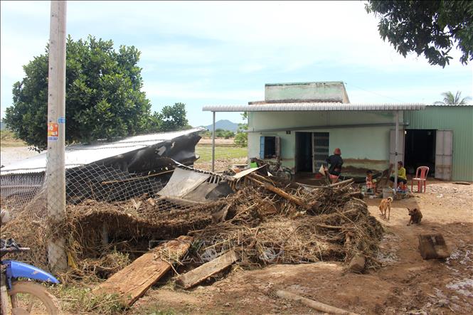 Nhiều nhà dân bị ảnh hưởng bởi trận lũ. Ảnh: Hồng Hiếu - TTXVN