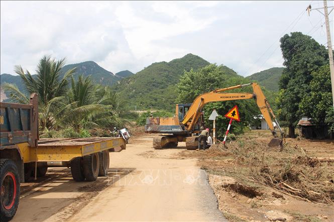 Nhiều phương tiện được huy động để xử lý sự cố. Ảnh: Hồng Hiếu - TTXVN