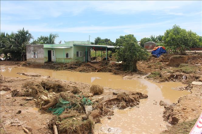 Lũ gây sạt lở 2 bên bờ dòng chảy. Ảnh: Hồng Hiếu - TTXVN