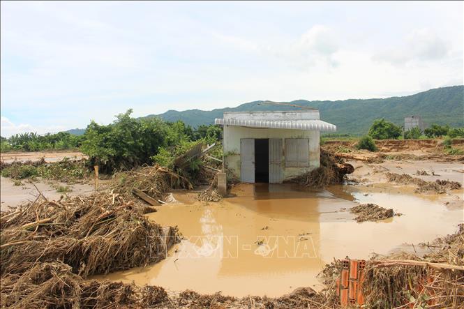 Nhiều nhà dân vẫn còn bị ngập trong bùn đất. Ảnh: Hồng Hiếu - TTXVN