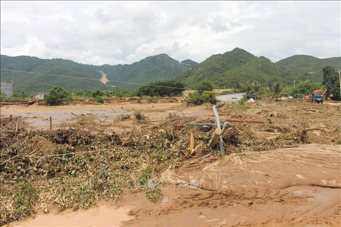 Nhiều trụ điện trong khu vực bị đổ ngã và vùi lấp. Ảnh: Hồng Hiếu - TTXVN