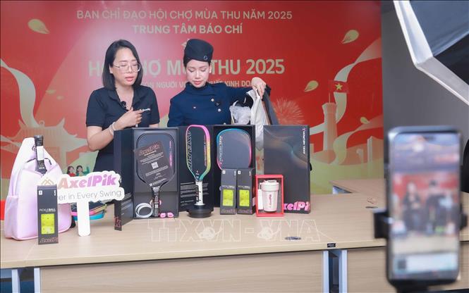 Các nhãn hàng Axelpik và SingSong tổ chức nhiều buổi livestream trên mạng xã hội để quyên góp ủng hộ đồng bào lũ lụt. Ảnh: Phan Phương – TTXVN