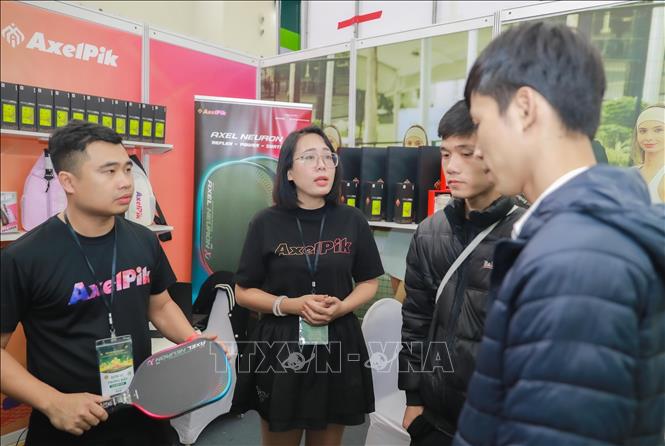 Nhiều du khách hào hứng với vợt pickleball thương hiệu Việt của nhãn hàng Axelpik. Ảnh: Phan Phương – TTXVN