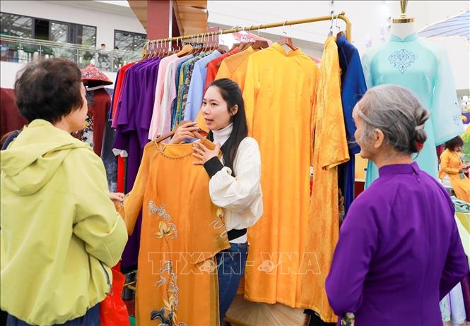 Người dân mua sắm tại Hội chợ mùa Thu 2025. Ảnh: Khánh Hoà - TTXVN