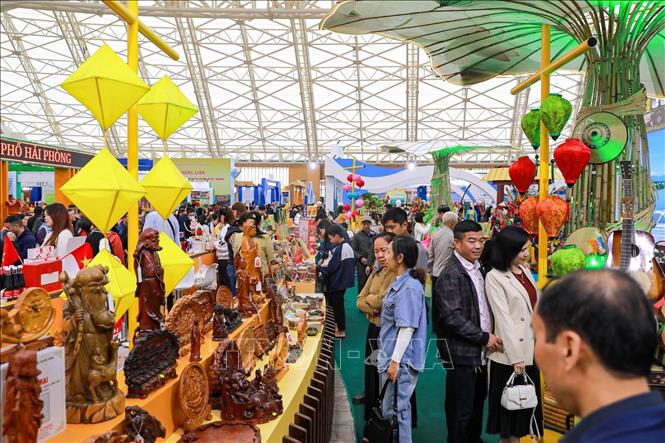 Hội chợ mùa Thu 2025 thu hút đông đảo người dân và du khách mua sắm và tham quan. Ảnh: Khánh Hoà - TTXVN