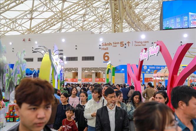 Hội chợ mùa Thu 2025 thu hút hàng vạn người dân và du khách tới mua sắm và tham quan mỗi ngày. Ảnh: Khánh Hoà - TTXVN