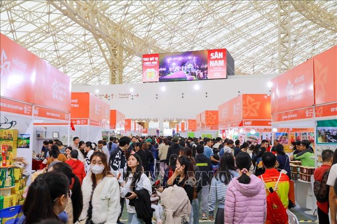 Hội chợ mùa Thu 2025 thu hút hàng vạn người dân và du khách tới mua sắm và tham quan mỗi ngày. Ảnh: Khánh Hoà - TTXVN