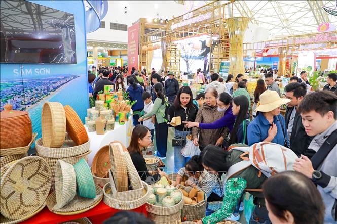 Người dân mua sắm tại Hội chợ mùa Thu 2025. Ảnh: Khánh Hoà - TTXVN