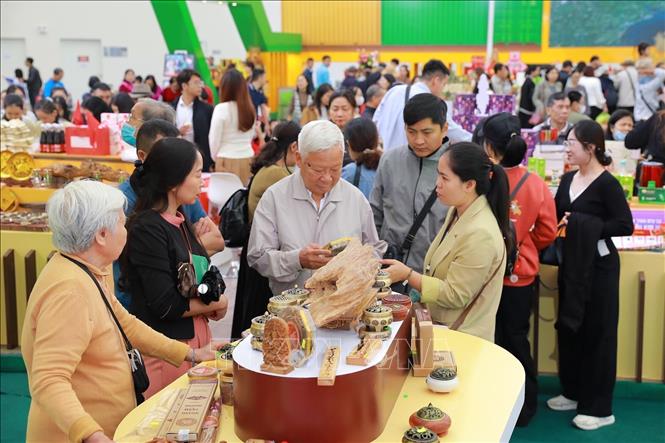 Người dân mua sắm tại Hội chợ mùa Thu 2025. Ảnh: Khánh Hoà - TTXVN