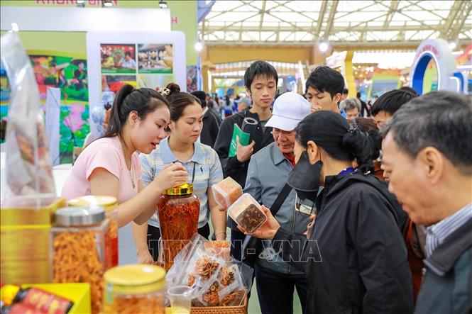 Người dân mua sắm tại Hội chợ mùa Thu 2025. Ảnh: Khánh Hoà - TTXVN