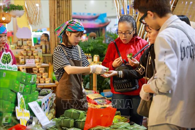 Hội chợ mùa Thu 2025 thu hút đông đảo người dân và du khách mua sắm và tham quan. Ảnh: Khánh Hoà - TTXVN