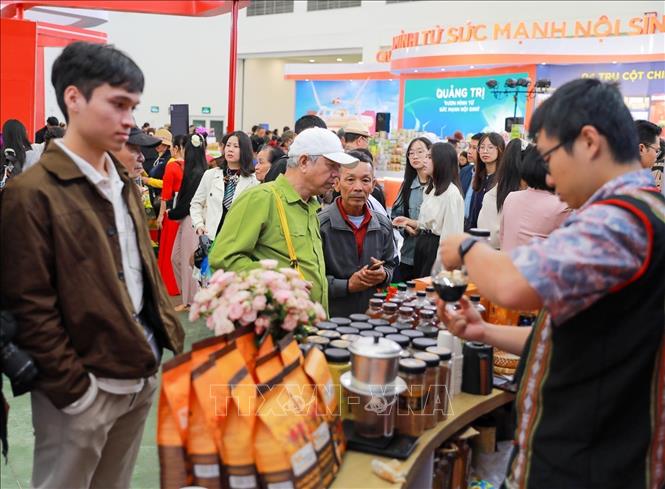 Hội chợ mùa Thu 2025 thu hút đông đảo người dân và du khách mua sắm và tham quan. Ảnh: Khánh Hoà - TTXVN