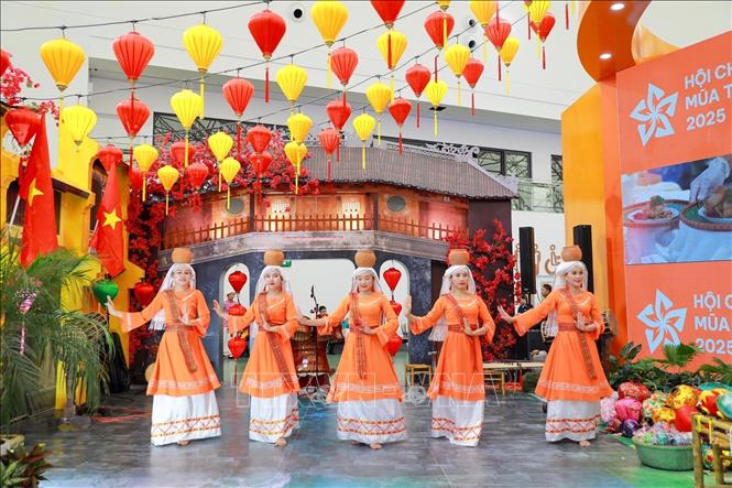 Đồng bào dân tộc Chăm (Đà Nẵng) trình diễn điệu múa truyền thống. Ảnh: Khánh Hoà - TTXVN