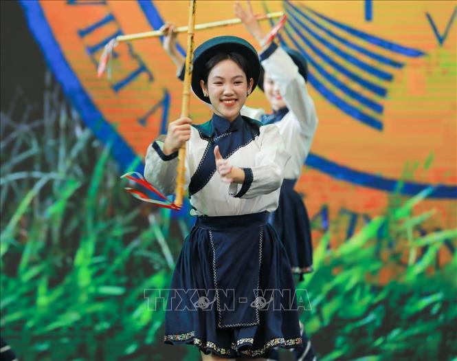 Các tiết mục văn nghệ mang đậm dấu ấn các dân tộc tại Hội chợ mùa Thu 2025. Ảnh: Khánh Hoà - TTXVN