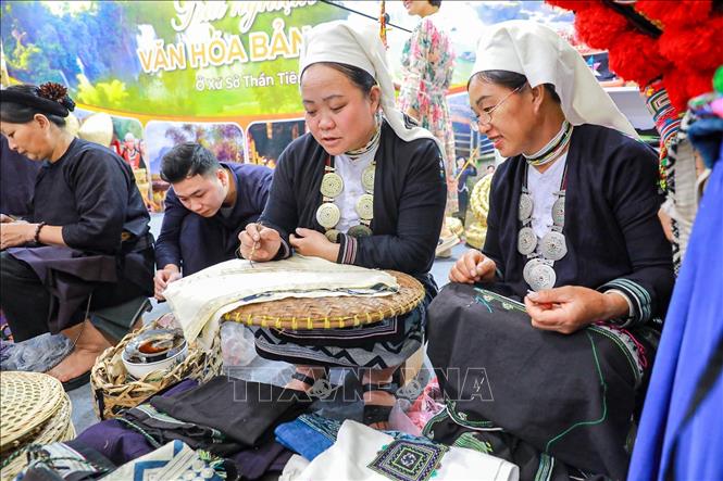 Đồng bào dân tộc Dao (tỉnh Cao Bằng) tại Hội chợ mùa Thu 2025. Ảnh: Khánh Hoà - TTXVN