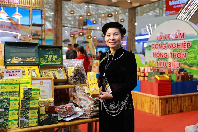 Đồng bào dân tộc Tày (tỉnh Thái Nguyên) tại Hội chợ mùa Thu 2025 . Ảnh: Khánh Hoà - TTXVN