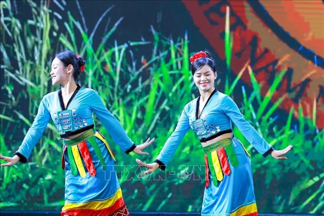 Các tiết mục văn nghệ mang đậm dấu ấn các dân tộc tại Hội chợ mùa Thu 2025. Ảnh: Khánh Hoà - TTXVN