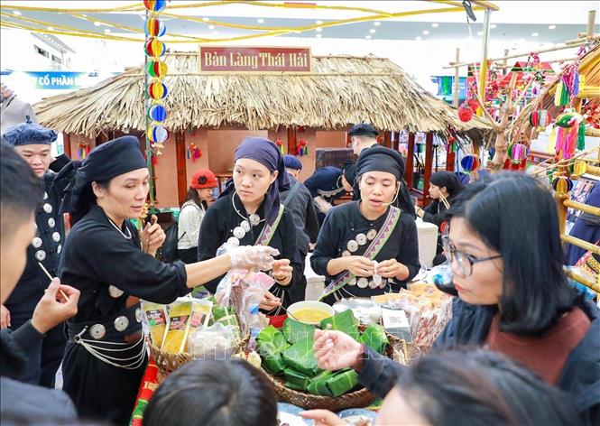 Đồng bào dân tộc Tày (tỉnh Thái Nguyên) tại Hội chợ mùa Thu 2025. Ảnh: Khánh Hoà - TTXVN
