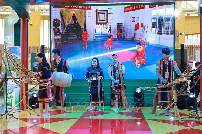 Đồng bào dân tộc Jarai (tỉnh Gia Lai) tại Hội chợ mùa Thu 2025. Ảnh: Khánh Hoà - TTXVN