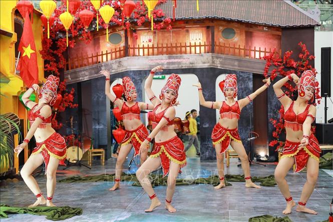 Đồng bào dân tộc Chăm (Đà Nẵng) trình diễn điệu múa truyền thống. Ảnh: Khánh Hoà - TTXVN