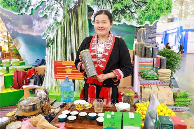 Đồng bào dân tộc Dao (tỉnh Tuyên Quang) tại Hội chợ mùa Thu 2025 . Ảnh: Khánh Hoà - TTXVN