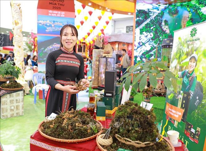 Đồng bào dân tộc Xơ Đăng (Đà Nẵng) tại Hội chợ mùa Thu 2025. Ảnh: Khánh Hoà - TTXVN