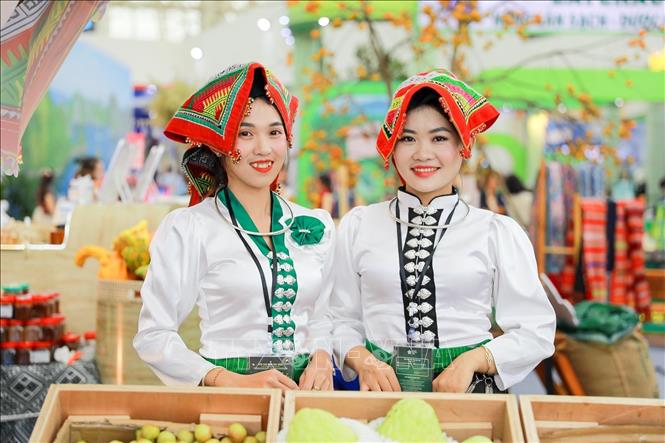 Đồng bào dân tộc Thái (tỉnh Sơn La) tại Hội chợ mùa Thu 2025. Ảnh: Khánh Hoà - TTXVN