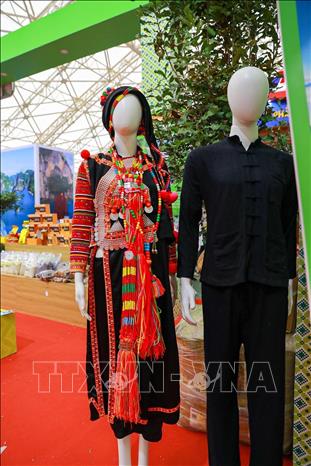 Bộ trang phục dân tộc Hà Nhì được trưng bày tại Hội chợ mùa Thu 2025. Ảnh: Khánh Hoà - TTXVN