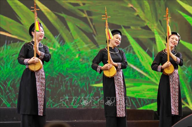 Các tiết mục văn nghệ mang đậm dấu ấn các dân tộc tại Hội chợ mùa Thu 2025. Ảnh: Khánh Hoà - TTXVN