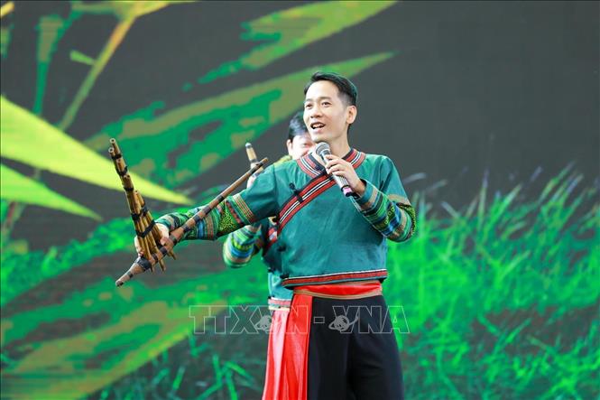 Các tiết mục văn nghệ mang đậm dấu ấn các dân tộc tại Hội chợ mùa Thu 2025. Ảnh: Khánh Hoà - TTXVN