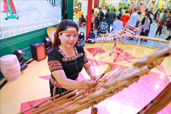 Đồng bào dân tộc Jarai (tỉnh Gia Lai) tại Hội chợ mùa Thu 2025. Ảnh: Khánh Hoà - TTXVN