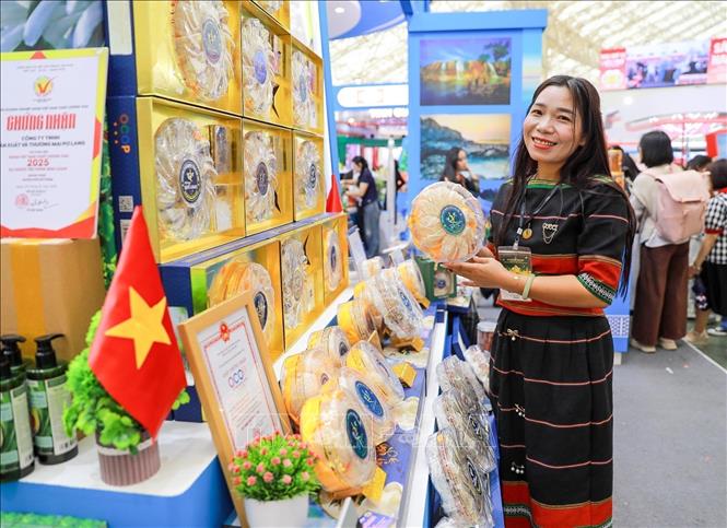 Đồng bào dân tộc Ê đê (tỉnh Đắk Lắk) tại Hội chợ mùa Thu 2025. Ảnh: Khánh Hoà - TTXVN