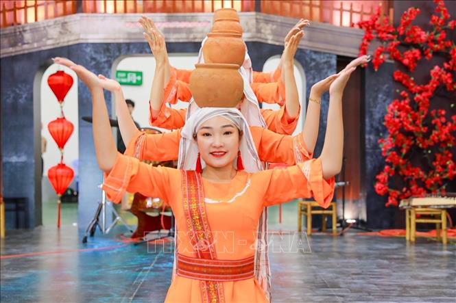 Đồng bào dân tộc Chăm (Đà Nẵng) trình diễn điệu múa truyền thống. Ảnh: Khánh Hoà - TTXVN