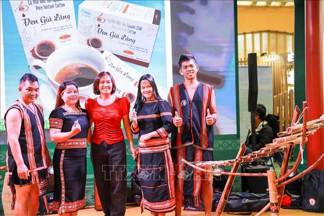 Đồng bào dân tộc Jarai (tỉnh Gia Lai) tại Hội chợ mùa Thu 2025. Ảnh: Khánh Hoà - TTXVN